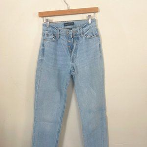Aeropostale │ Light Wash High Rise Mom Jeans